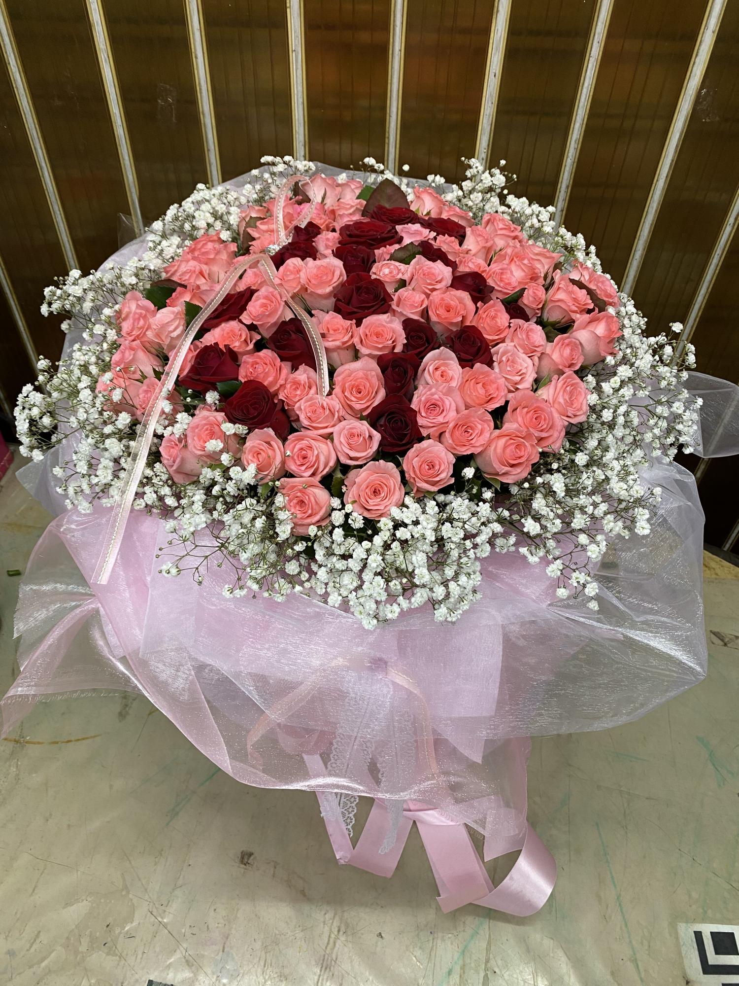 愛你粉久久/99朵玫瑰花束 – 喜樂創意設計花店